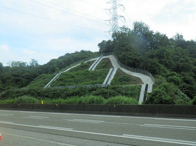 北陸自動車道（特定更新等）金沢森本ＩＣ～小矢部ＩＣ間のり面更新工事（平成27年度）