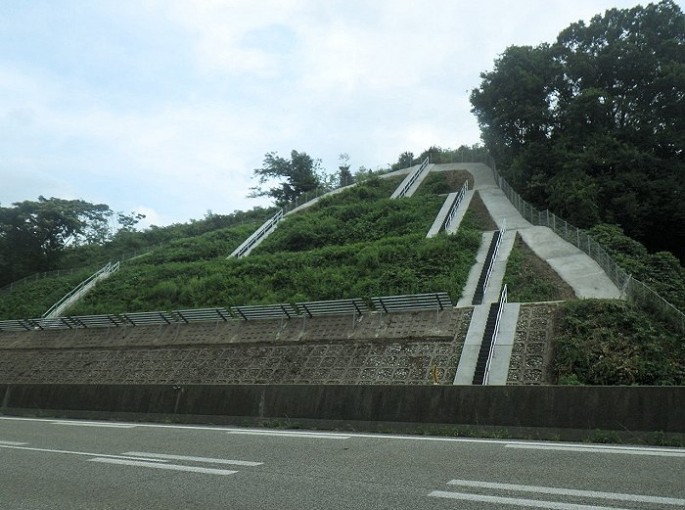 北陸自動車道（特定更新等）金沢森本ＩＣ～小矢部ＩＣ間のり面更新工事（平成27年度）