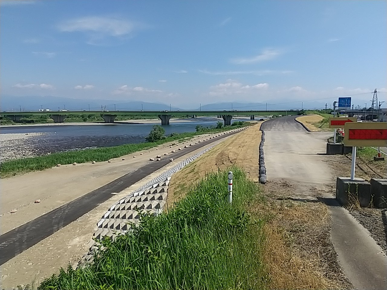 神通川・添島地区築堤護岸工事