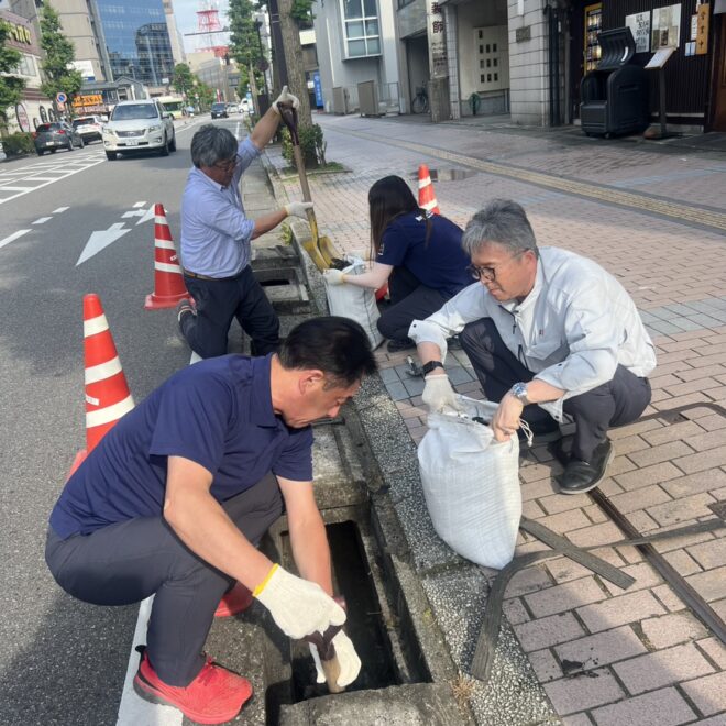 本社の側溝清掃を行いました！